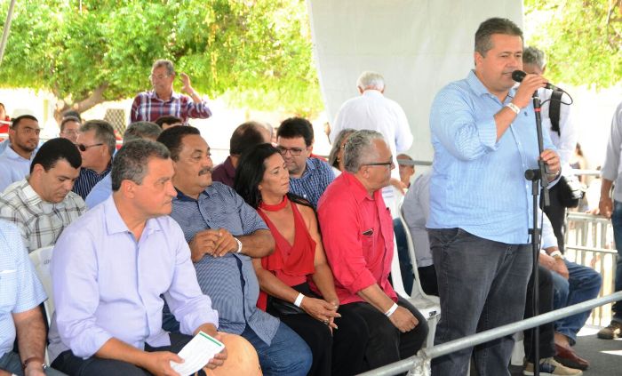 Abaré – Governador entrega pavimentação de avenida e assina ordem de serviço para restauração de 369,30 Km de rodovias