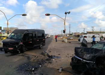 Duas pessoas morrem em acidente entre dois veículos em Feira de Santana