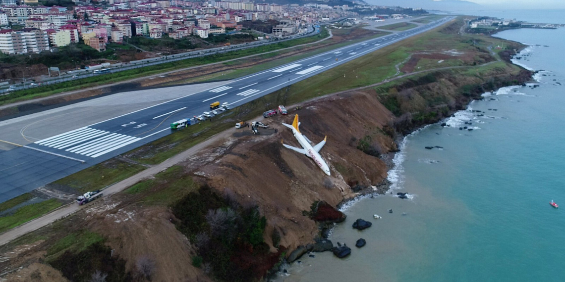Incrível: avião derrapa na aterrissagem e cai em barranco na Turquia