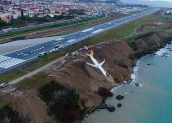 Incrível: avião derrapa na aterrissagem e cai em barranco na Turquia