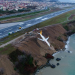 Incrível: avião derrapa na aterrissagem e cai em barranco na Turquia