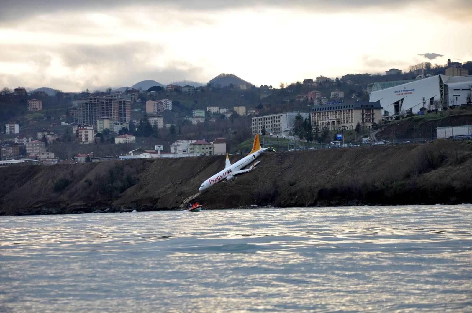 Incrível: avião derrapa na aterrissagem e cai em barranco na Turquia