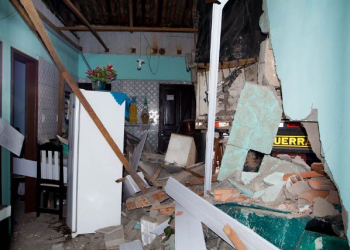 Carreta desce de ré e destrói carro e residência em Feira de Santana