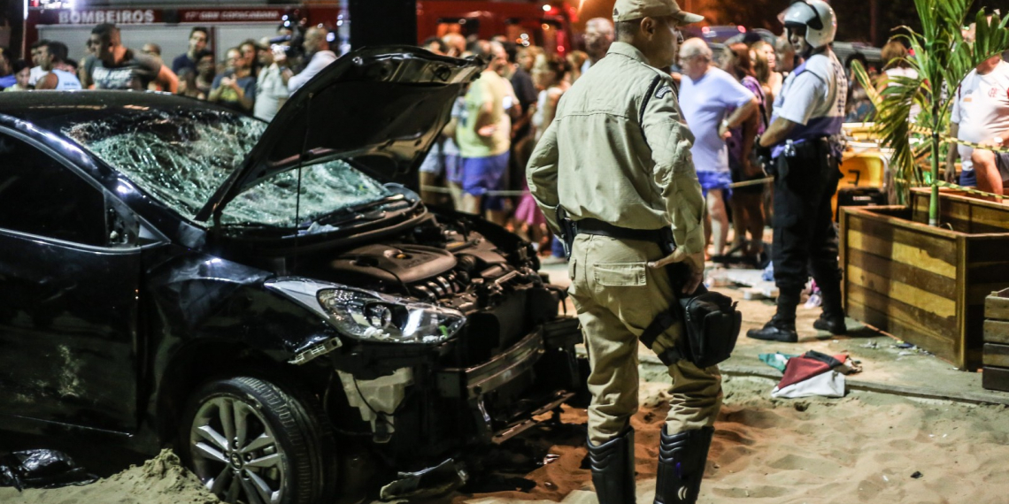 RJ – Motorista invade praia em Copacabana, atropela pedestres e mata bebê