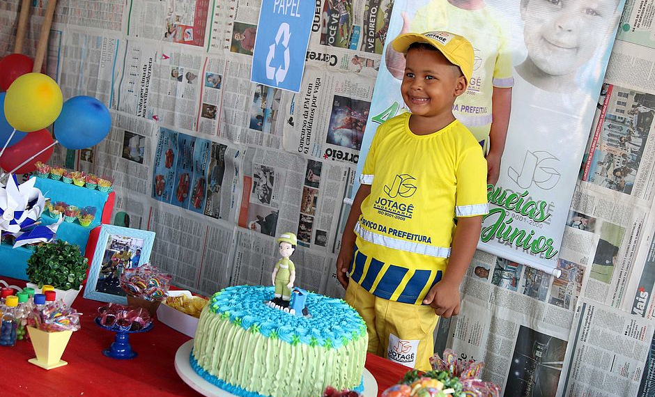 Fã de garis, menino de 4 anos tem aniversário com tema ‘festa do lixo’
