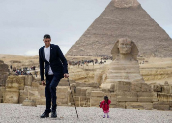 Mulher mais baixa do mundo conhece o homem mais alto, no Egito