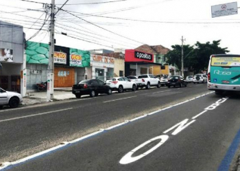 Feira: quem transitar sobre a faixa exclusiva para ônibus será multado em R$ 293,47