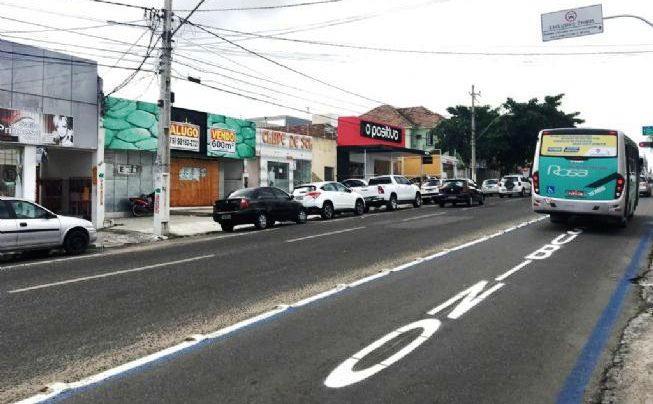 Feira: quem transitar sobre a faixa exclusiva para ônibus será multado em R$ 293,47