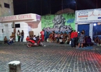 Coité – Dezenas de pais vão passar a noite em frente de escola para garantir matricula do filho