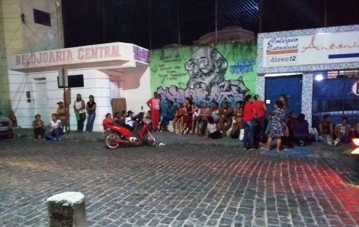 Coité – Dezenas de pais vão passar a noite em frente de escola para garantir matricula do filho