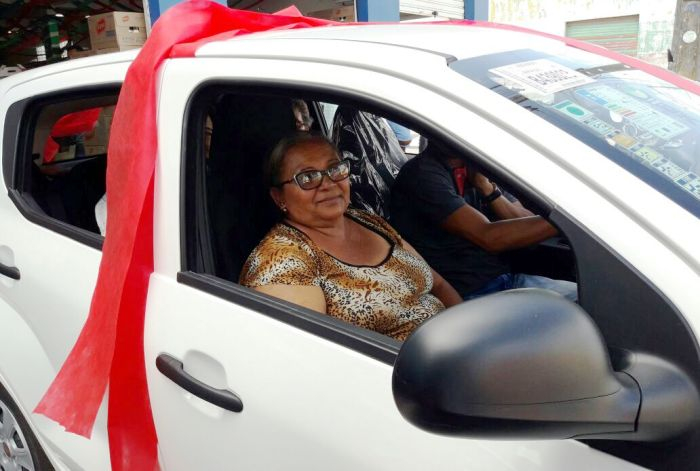 Santaluz – Dona de casa é a ganhadora do carro sorteado pelo Max Santaluzia