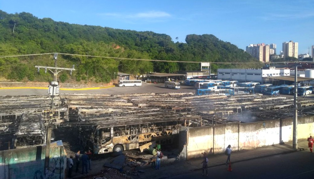 Incêndio em pátio de empresa de ônibus de Salvador destrói ao menos 58 coletivos; prejuízo chega a R$ 20 milhões