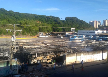 Incêndio em pátio de empresa de ônibus de Salvador destrói ao menos 58 coletivos; prejuízo chega a R$ 20 milhões