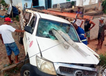 Motorista sobrevive após poste atravessar para-brisa de caminhonete na Bahia