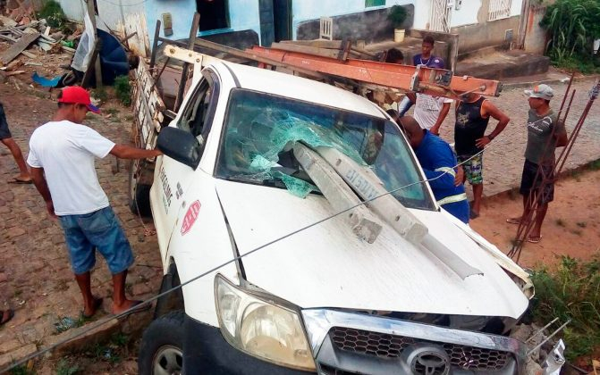 Motorista sobrevive após poste atravessar para-brisa de caminhonete na Bahia