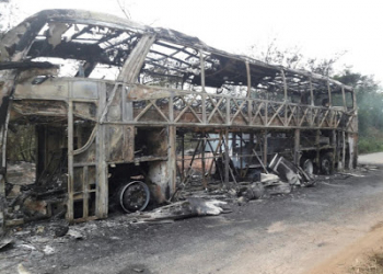 Ônibus interestadual é consumido pelo fogo na BA 131