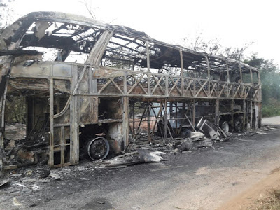 Ônibus interestadual é consumido pelo fogo na BA 131