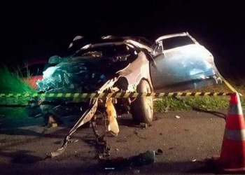 Jovens são arremessados de veículo e morrem em batida entre carro e caminhonete na Bahia