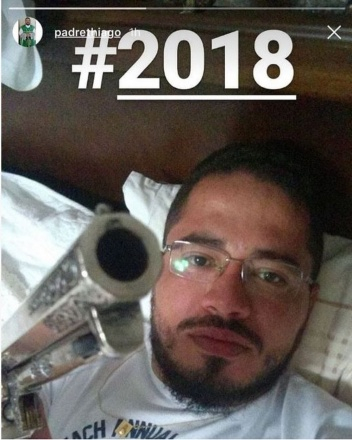 Padre de MT causa polêmica após postar foto com arma em rede social