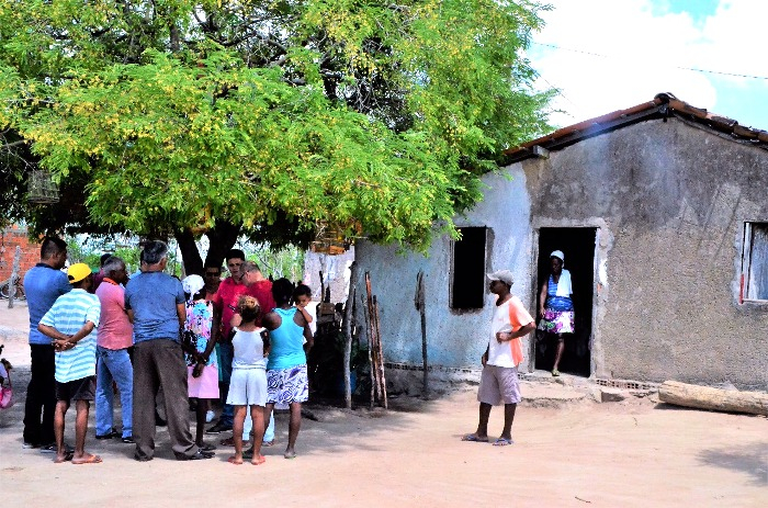 Em pleno século XXI, comunidade rural em Pé de Serra vive sem sanitários e sem comunicação