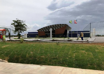 Chuva com vento forte derruba muro de policlínica e destelha casas em Irecê