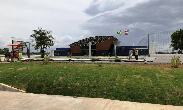 Chuva com vento forte derruba muro de policlínica e destelha casas em Irecê