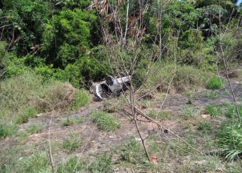 Batida entre dois carros deixa 10 feridos na Praia do Forte