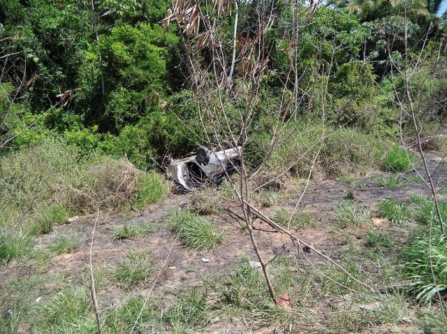 Batida entre dois carros deixa 10 feridos na Praia do Forte