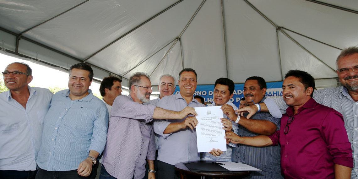 Abaré – Governador entrega pavimentação de avenida e assina ordem de serviço para restauração de 369,30 Km de rodovias