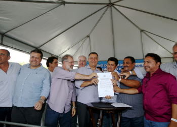 Abaré – Governador entrega pavimentação de avenida e assina ordem de serviço para restauração de 369,30 Km de rodovias