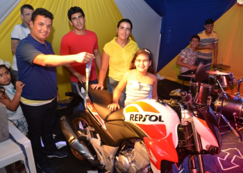 Valente: garotinha de 9 anos ganha motocicleta CB300 0km em sorteio da Zé Cleuto Motos