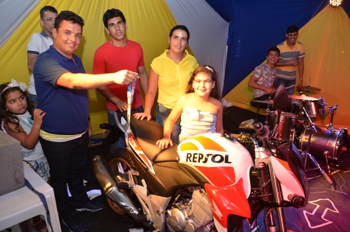 Valente: garotinha de 9 anos ganha motocicleta CB300 0km em sorteio da Zé Cleuto Motos