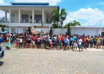 Tucano: com salários em atraso, professores fazem protesto na casa do prefeito