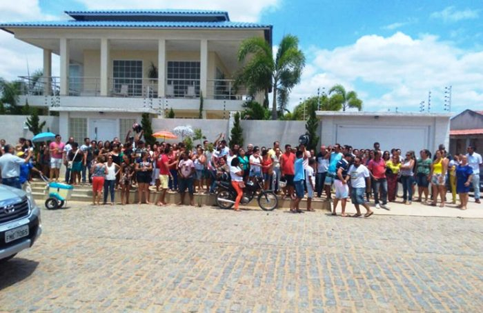 Tucano: com salários em atraso, professores fazem protesto na casa do prefeito