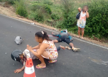 Moto colide no fundo de caminhão e deixa mãe e filho feridos na BA 409