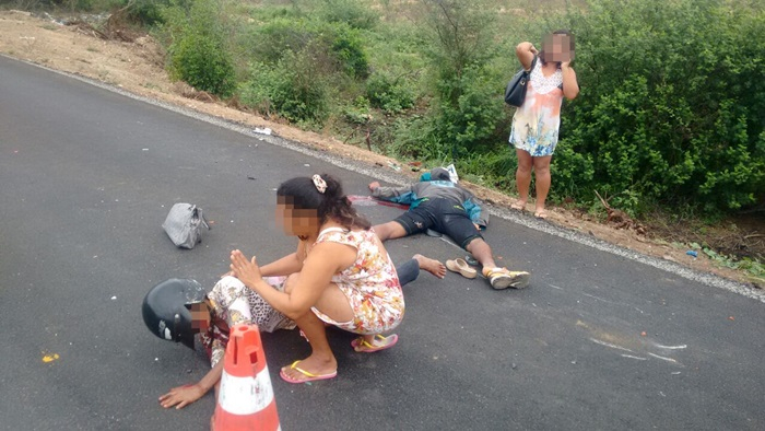 Moto colide no fundo de caminhão e deixa mãe e filho feridos na BA 409