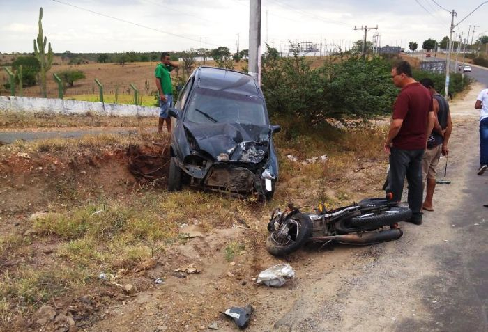 Motociclista fica ferido em colisão com Corsa na BA 409