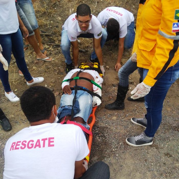 Motociclista fica ferido em colisão com Corsa na BA 409