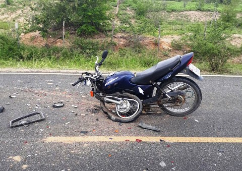 Jovem de 22 anos morre em acidente envolvendo moto e carro na BA 130