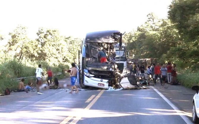 GO – Colisão envolvendo ônibus e carreta deixa ao menos 6 mortos e dezenas de feridos na BR-020
