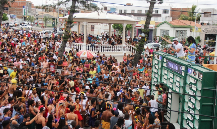 Bloco “As Pimentinhas” leva o Carnaval às ruas de Coité