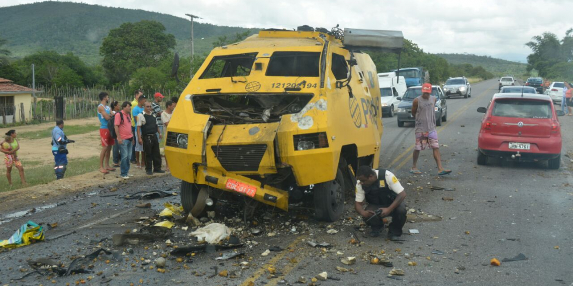 Bandidos explodem carro forte na BR 324, no município de Jacobina