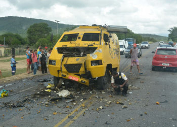 Bandidos explodem carro forte na BR 324, no município de Jacobina