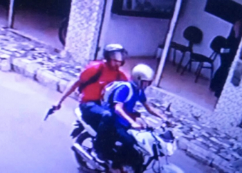 Serrinha – Homens roubam joalheria no centro da cidade e fogem atirando