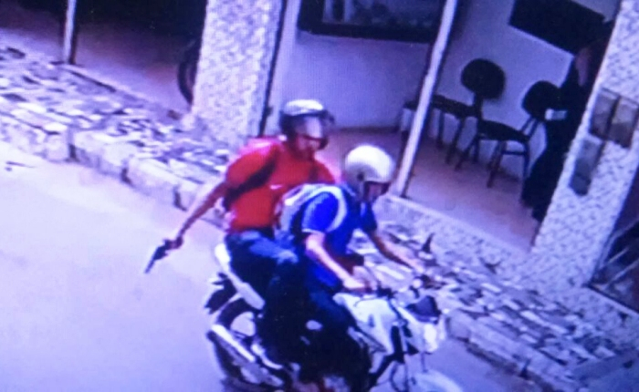Serrinha – Homens roubam joalheria no centro da cidade e fogem atirando