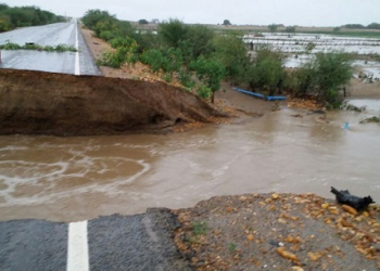 Forte correnteza abre cratera e interdita BA 210 no município de Abaré-BA