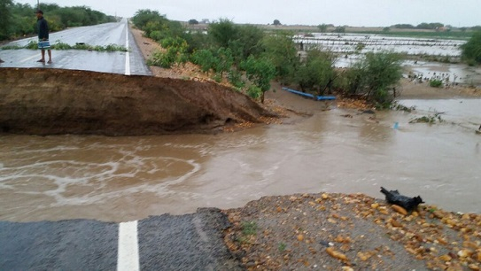 Forte correnteza abre cratera e interdita BA 210 no município de Abaré-BA