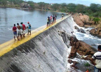 Queimadas: Barragem da leste transborda trazendo alivio para a População