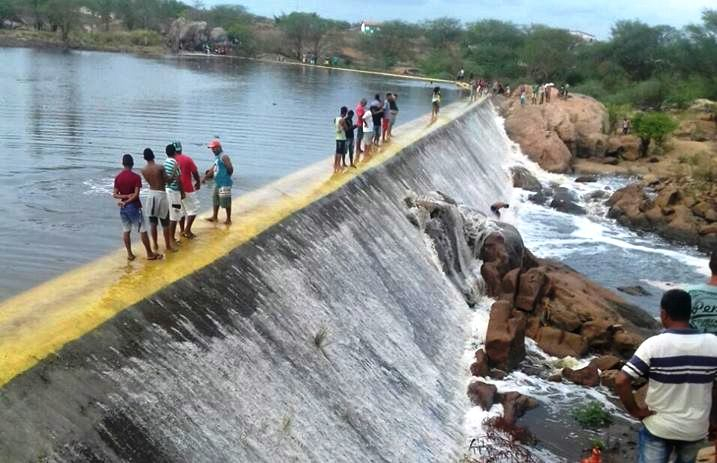 Queimadas: Barragem da leste transborda trazendo alivio para a População
