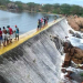 Queimadas: Barragem da leste transborda trazendo alivio para a População